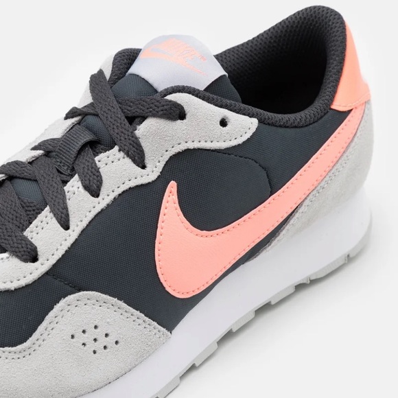 Nike Valiant Trainers in Black, Grey and Atomic Pink- Size 4.5 Boys - Picture 5 of 6